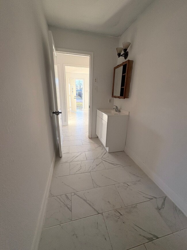 Building Photo - 3010 McCrarey Dr