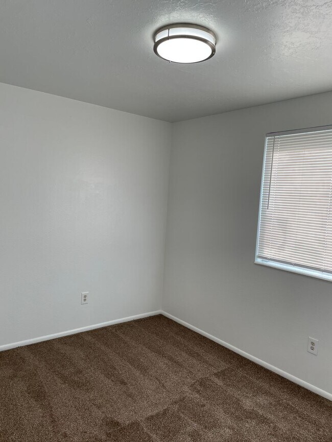 Building Photo - 3-Bedroom 1.5 Bath Twin-Home