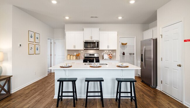 Building Photo - The Falls of Hickory 1296