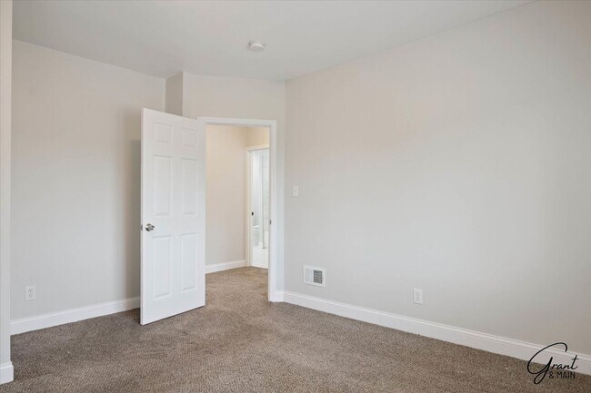 Building Photo - $1625 Fully remodeled, spacious 4 bedroom ...