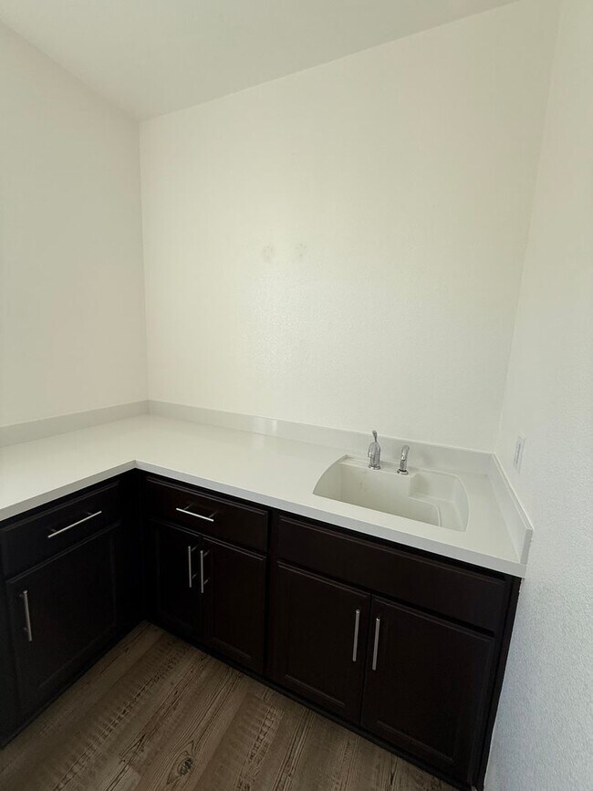 Building Photo - 2460 Cinnabar Dr
