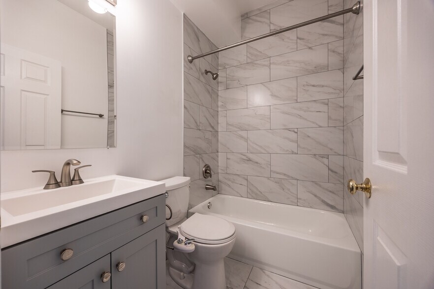 Building Photo - 855 W Erie St