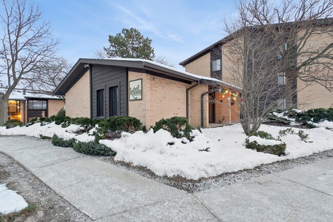 Building Photo - 6185 Pinewood Ct