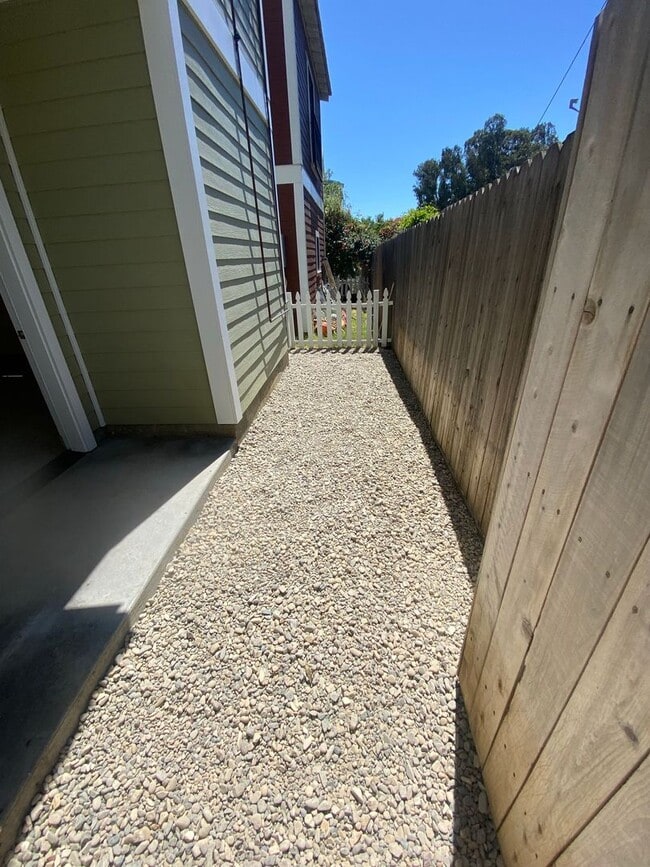 Building Photo - Studio townhouse with attached garage close to Downtown SLO