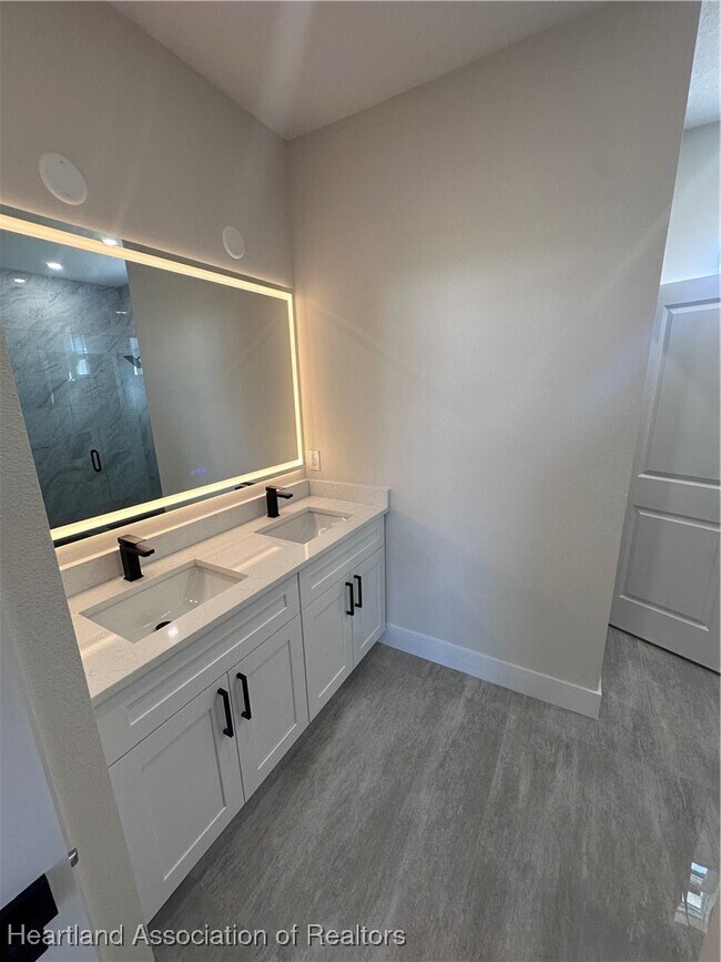 Building Photo - 619 Aston Martin Dr