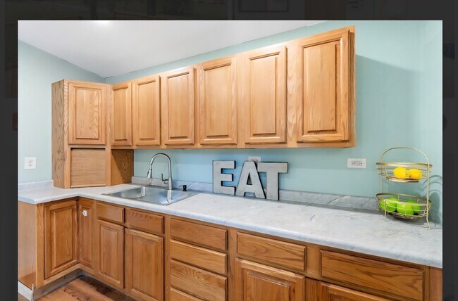 Building Photo - 123 King St