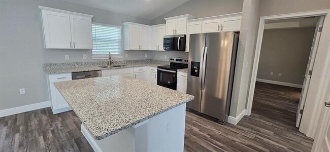 Building Photo - 217 Oak Ln Cir