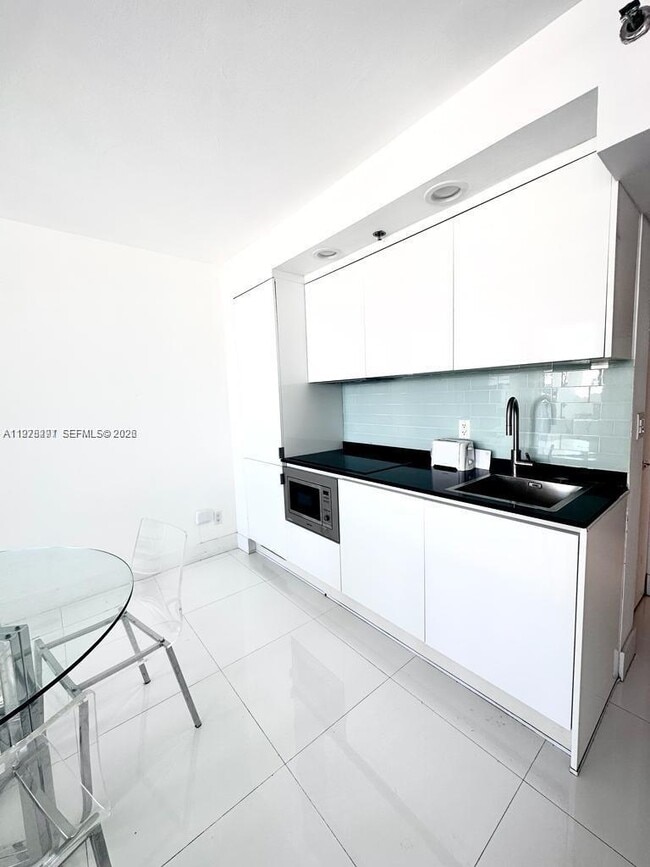 Building Photo - 100 Lincoln Rd