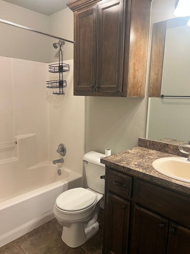 Building Photo - 3BR 2BA Duplex with 2 car garage