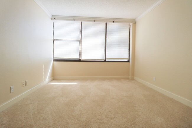 Building Photo - All Bills Paid: 1 Bedroom Condo in Downtow...