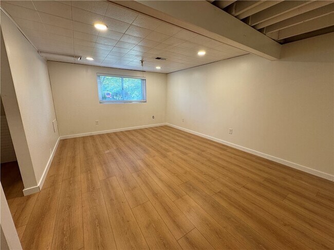 Building Photo - 111 Treeview Dr