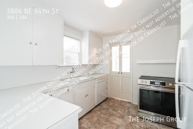 Building Photo - 3804 NE 94th St