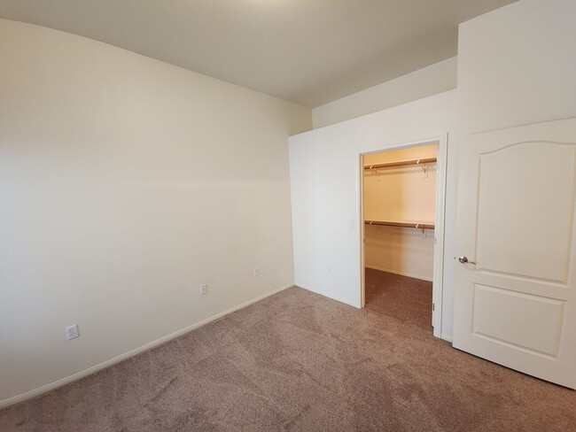 Building Photo - Beautiful 2 Bedroom / 2 Bath 1st floor Condo Unit in Sunset Cliffs.