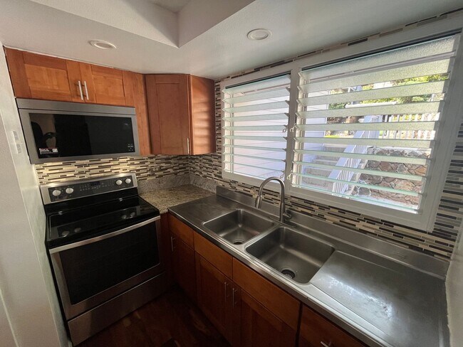 Building Photo - Renovated 6 Bedroom, 3.5 Bath Home with 2 Garages in Aina Haina