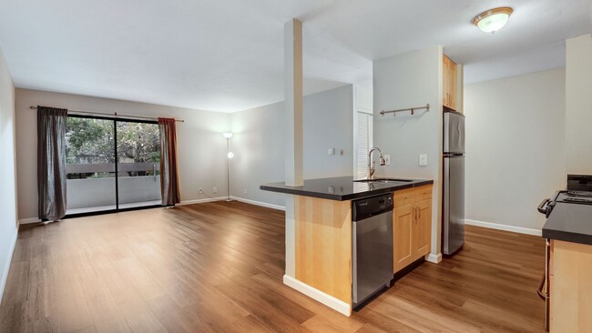 Building Photo - Beautiful Remodeled Adams Point Condo