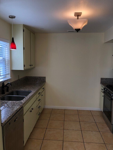 Building Photo - Beautiful 3 Bedroom, 1.5 Bath Townhome Available now!