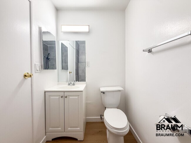 Building Photo - 5252 Hermitage Ave