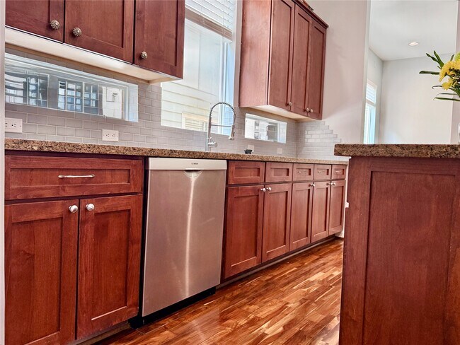 Building Photo - 608 W Drew St