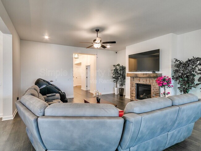 Building Photo - 18008 Jimenez Dr