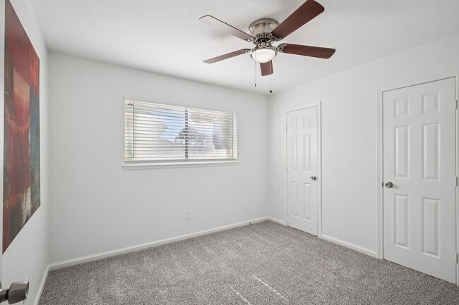 Building Photo - 15322 Torry Pines Rd