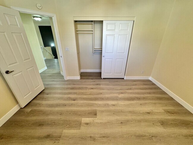 Building Photo - GORGEOUS 2 STORY SPACIOUS 4 BEDROOM HOUSE ...