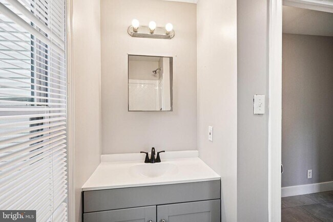 Building Photo - 134 S Main St