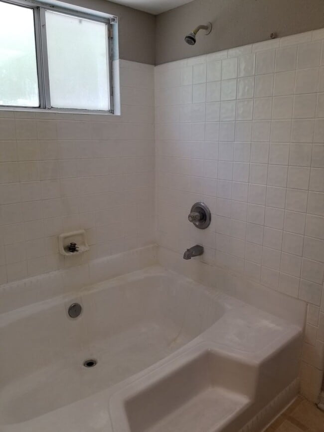 Building Photo - 3 Bed 1 Bath Home