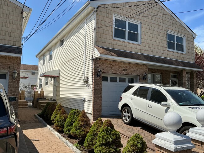 Primary Photo - 300 Jefferson Ave