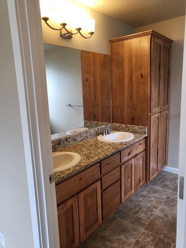 Building Photo - 3 bed 2 bath Single Family Home for Rent in Grants Pass