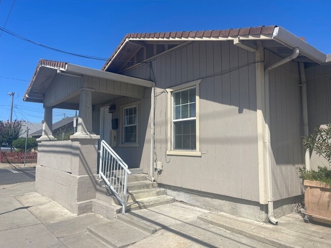 Building Photo - Wonderful Stand Alone Home
