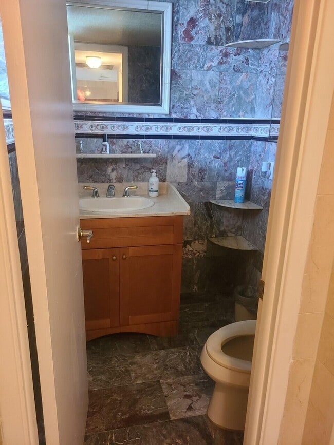 Building Photo - 3050 N Palm Aire Dr