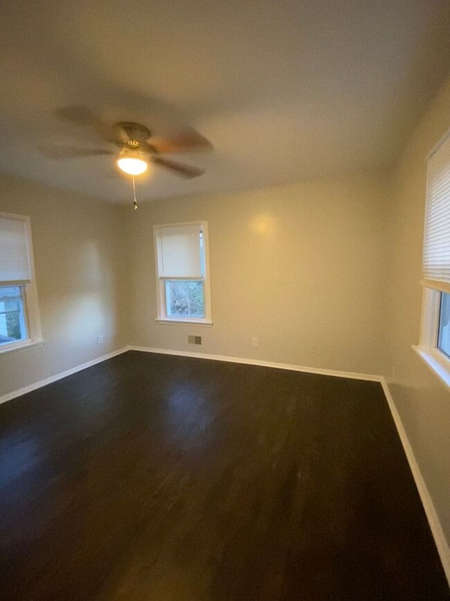 Building Photo - Beautifully updated and Spacious!  2 Bed House in Madisonville with walk through!!