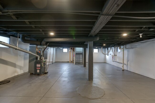 Building Photo - HOUSE FOR RENT