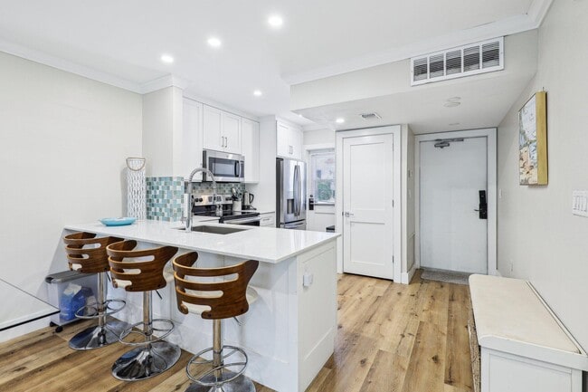 Building Photo - 200 E Royal Palm Rd