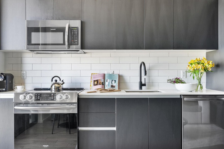 Building Photo - 398 NE 5th St