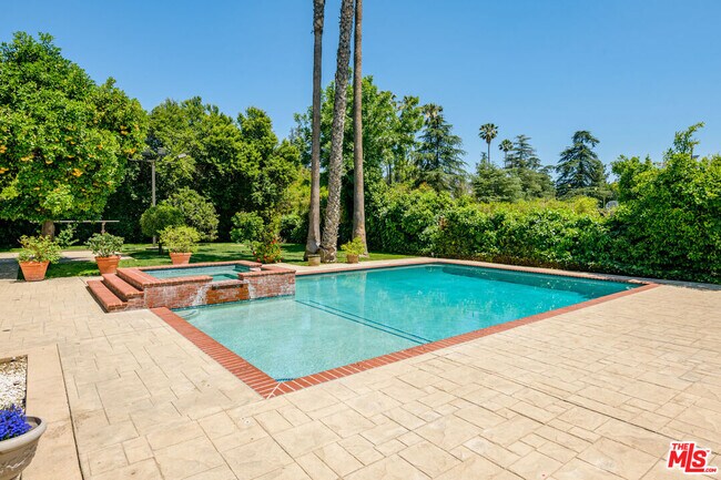 Building Photo - 8760 White Oak Ave