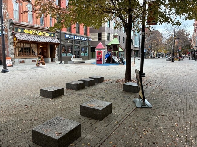 Primary Photo - 136 E State St