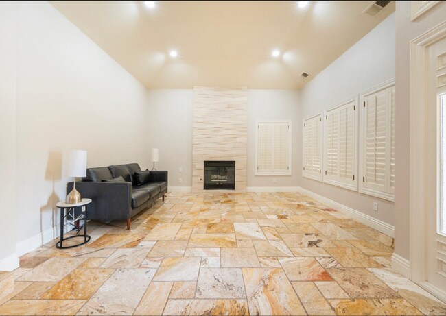 Building Photo - 585 E Chesapeake Cir