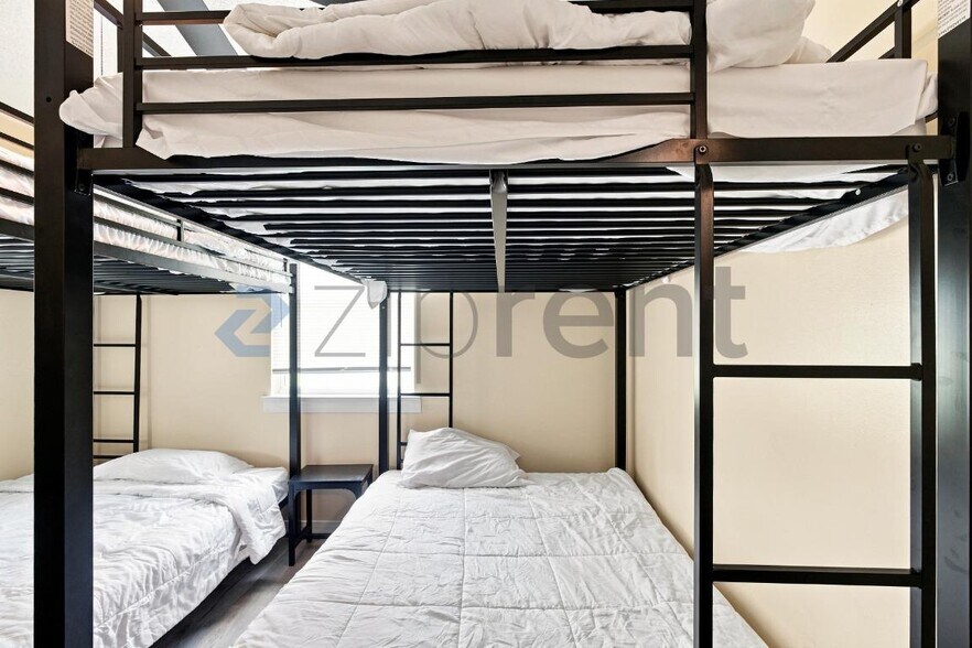 Building Photo - Unit