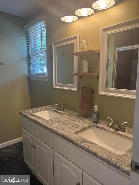 Building Photo - 36 Fieldstone Dr