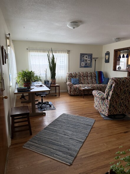 front liv rm - 420 S 19th St