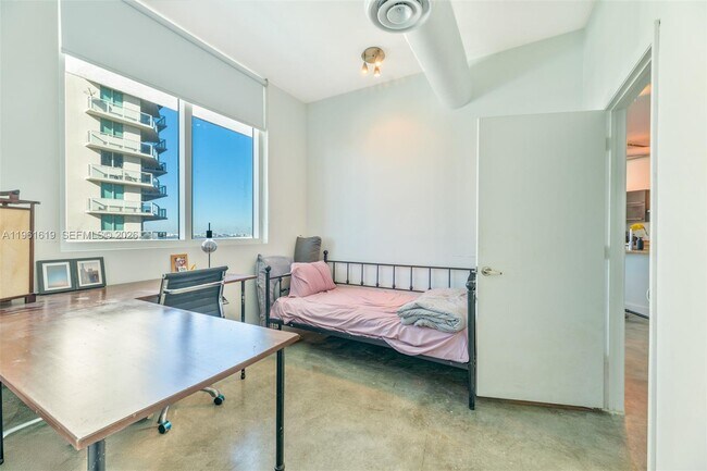 Building Photo - 700 NE 25th St