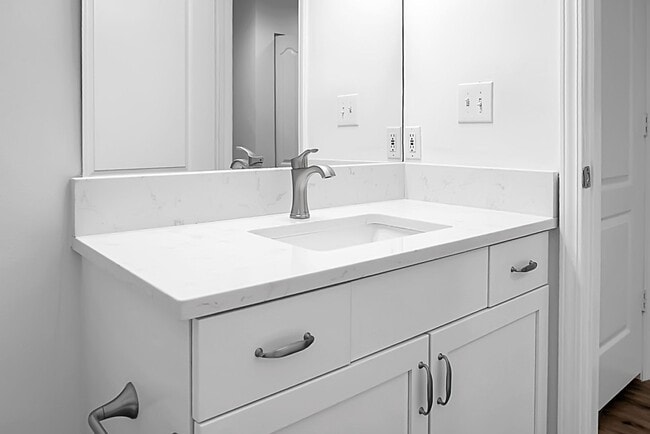 Building Photo - MOVE IN SPECIAL - 50% off First Month's Re...