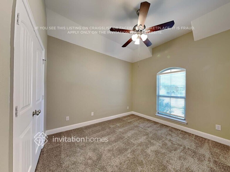 Building Photo - 5609 Paradise Dr