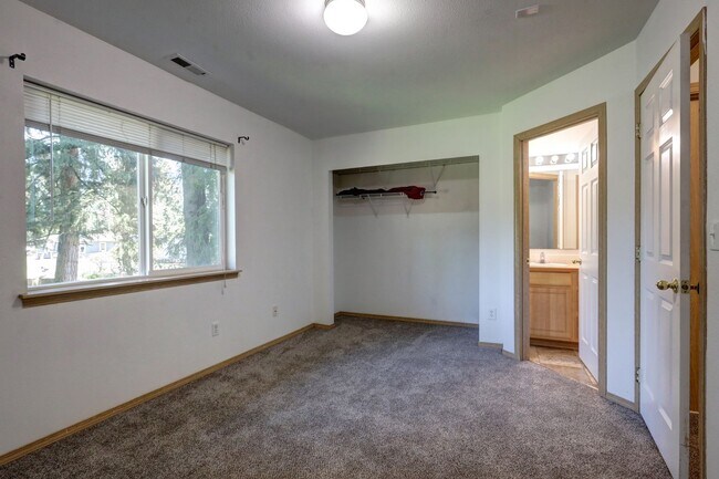 Building Photo - Charming 3 Bedroom Home Nestled Among the Trees in Bonney Lake – Spacious & Private