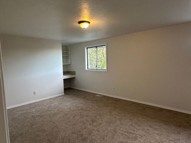 Building Photo - Beautiful 4BD Home | Fireplace, Fenced Backyard, Deck, Garage & A/C