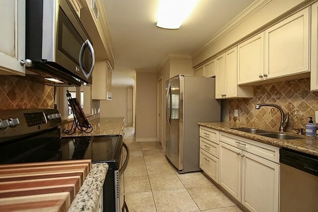 Building Photo - 5228 Woodlawn Pl