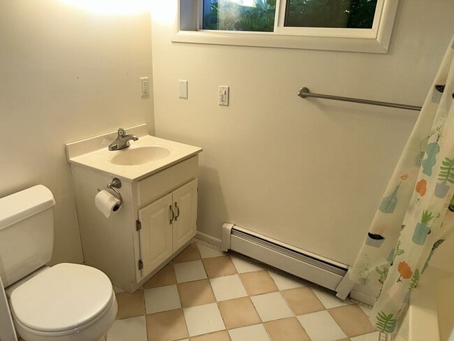 Building Photo - 2000+ sf home is in a great location, pet ...