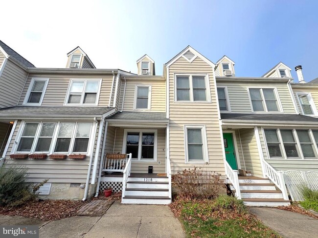 Building Photo - 1318 Dewitt Ave