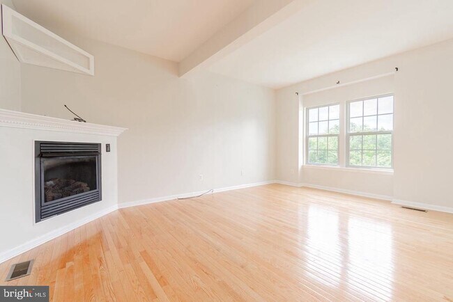 Building Photo - 42999 Edgewater St